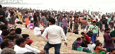 விநாயகர் சதுர்த்தியையொட்டி மெரினா கடற்கரையில் குவிந்த மக்கள்- தொற்று பரவும் அபாயம்