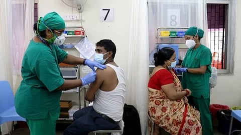 மெகா கொரோனா தடுப்பூசி முகாம்... மக்கள் நல்வாழ்வுத்துறை அமைச்சர் ஆய்வு...