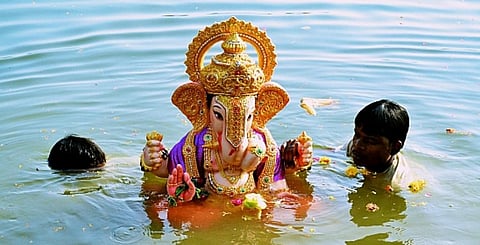 விநாயகர் சிலைகளை கடலில் கரைக்க வந்த பொதுமக்கள் திருப்பி அனுப்பி வைப்பு!