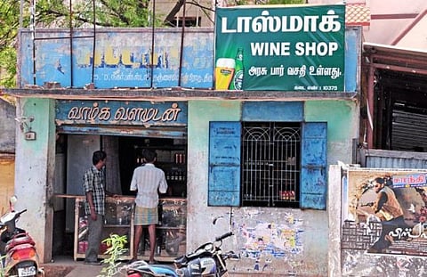 டாஸ்மாக்கில் 5 ரூபாய்க்காக தகராறு... தட்டிக்கேட்ட போலீசுக்கே அரிவாள் வெட்டு...