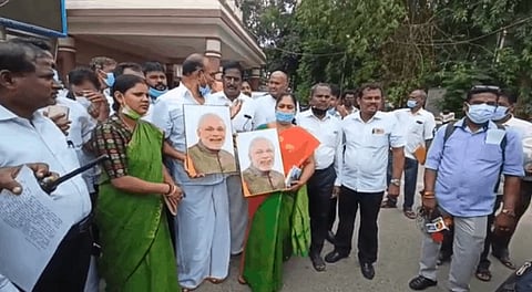 மோடி படம் இல்லாததால் தர்ணா போராட்டம்... கோவை மாவட்ட ஆட்சியர் அலுவலகத்தில் பரபரப்பு...