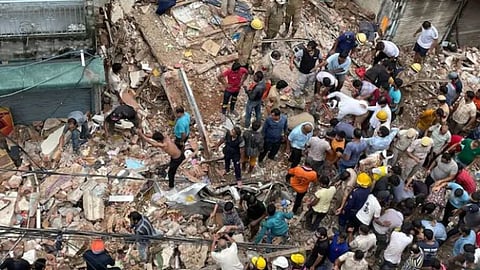 அடுக்குமாடி கட்டிட இடிபாடுகளிலிருந்து மீட்கப்பட்ட 2 சிறுவர்கள் உயிரிழப்பு