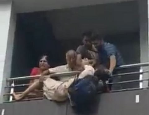 சொத்து தகராறில் உடன் பிறந்த சகோதரரை 3ஆவது மாடியில் இருந்து கீழே தள்ளி கொலை செய்ய முயன்ற சகோதரர்...