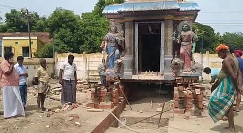 நகர்த்தி வைக்கப்பட்ட கோவில் கருவறை... நவீன தொழில்நுட்பத்தை பயன்படுத்திய கிராம மக்கள்...