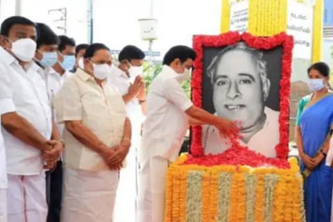 பேரறிஞர் அண்ணாவின் 113வது பிறந்தநாள் கொண்டாட்டம்... அண்ணாவின் சிலைக்கு முதலமைச்சர் மாலை அணிவித்து மரியாதை...