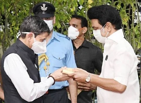 சென்னை வந்தடைந்தார் புதிய ஆளுநர்... நாளை ஆளுநராகப் பதவியேற்கிறார் ஆர்.என்.ரவி ...