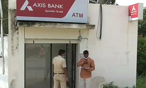 ஏ.டி.எம். இயந்திரத்தை உடைத்து பணம் கொள்ளை...