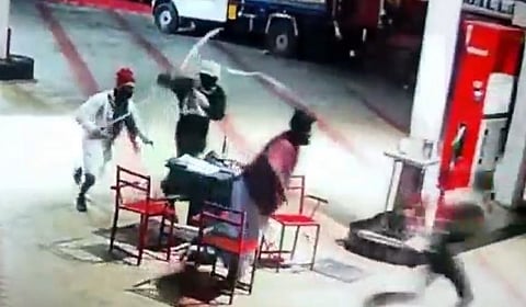 பெட்ரோல் பங்கில் பயங்கர ஆயுதங்களைக் காட்டி கொள்ளையடித்த கும்பல் சிக்கியது!