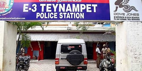 காவல் நிலைய பெயர் பலகையில் தனியார் விளம்பரங்கள்... உடனடியாக நீக்க டிஜிபி உத்தரவு...