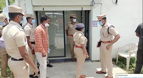 ஏ.டி.எம். இயந்திரத்தை உடைத்து பணத்தை திருடி சென்ற மர்ம நபர்கள்...