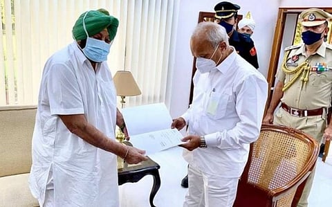 முதலமைச்சர் பதவியிலிருந்து அமரீந்தர் சிங் ராஜினாமா: வலுக்கும் கோஷ்டி பூசல்