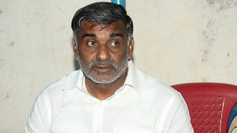 மீண்டும் சிக்கலில் கே.சி.வீரமணி: வீட்டில் பின்புறத்தில் பதுக்கிவைத்திருந்த மணல் கண்டுபிடிப்பு...