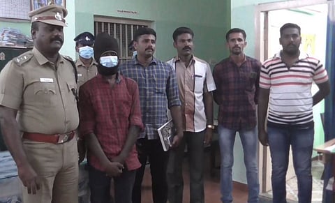 பெண் குரலில் பேசி ஏமாற்றி ஓரினச் சேர்க்கையில் ஈடுபட வற்புறுத்தியவர் தலையில் கல்லை போட்டு கொலை...