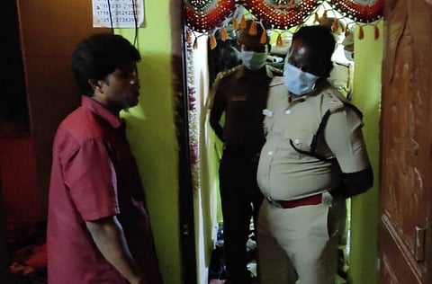 ரவுடிகள் வீட்டில் காவல்துறை அதிரடி சோதனை: பிரபல ரவுடி வீட்டிலிருந்து கத்தி பறிமுதல்