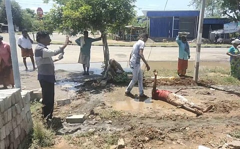 சிசிடிவி கேமரா கண்காணிப்பு அறை அமைக்க எதிர்ப்பு: தரையில் உருண்டு புரண்ட போராட்டம் நடத்திய நபர்...