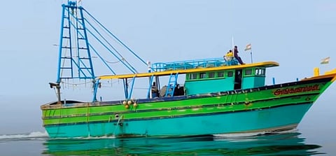 பிரபல யூடியூப் சேனல் நடத்தும் நபருக்கு சொந்தமான படகில் இருந்து சுமார் ஒரு கோடி ரூபாய் மதிப்பிலான கஞ்சா பறிமுதல்...