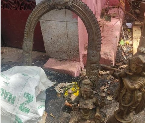 கோவிலின் முன்பு கண்டெடுக்கப்பட்ட 3 ஐம்பொன் சிலைகள்- போலீசார் விசாரணை