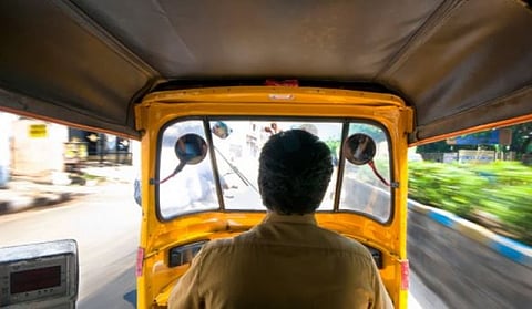 சவாரி கேட்பது போன்று ஆட்டோ ஓட்டுனரை கத்தியை காட்டி மிரட்டி பணம் பறிப்பு...