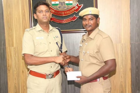உயிரையும் பொருட்படுத்தாமல் திருடர்களை துரத்திப்பிடித்த ஆயுதப்படை காவலர்... மாவட்ட எஸ்.பி. பாராட்டு...