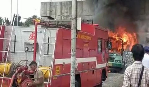 சென்னையில் சாலையில் சென்ற அரசு பேருந்து திடீரென பற்றி எரிந்ததால் பரபரப்பு