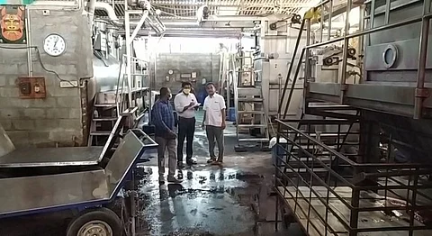 இரவில் சாயக்கழிவை வெளியேற்றும் ஆலைகள்... மாசுக்கட்டுப்பாட்டு வாரியம் கடும் எச்சரிக்கை...