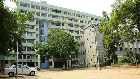 தமிழகம் முழுவதும் அரசு அலுவலகங்களில் திடீர் சோதனை-கணக்கில் வராத ரூ.27 லட்சம் பறிமுதல்