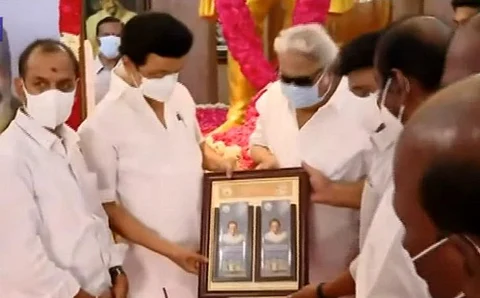 சிவாஜி கணேசனின் மணிமண்டபத்திற்கு சென்று முதலமைச்சர் மரியாதை…