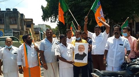 விளம்பர பேனர்களில் பிரதமர் மோடி போட்டோ இல்லை... தென்காசியில் பா.ஜ.க.வினர் போராட்டம்...