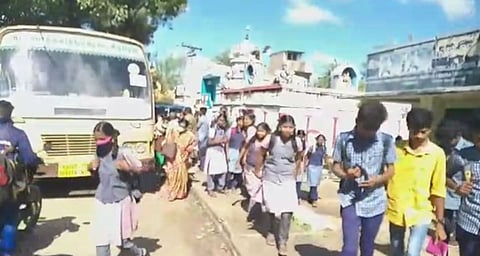 அரசு பஸ்களில் பெண்களுக்கு இலவசம்... பள்ளி மாணவர்களுக்கு பஸ்ஸில் இடம் கிடைக்காததால் அவதி...