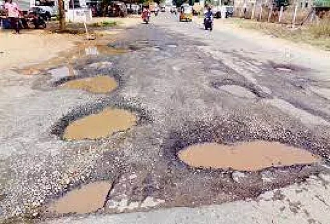 குண்டும் குழியுமாக இருக்கும் சாலை: வாகன ஓட்டிகள் அவதி...