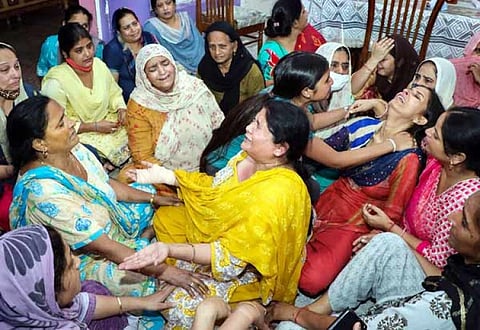 ஜம்மு-காஷ்மீரில் ஆசிரியர்கள் 2 பேரை சுட்டுக் கொலை... பயங்கரவாத செயலுக்கு எதிர்க்கட்சிகள் கண்டனம்...