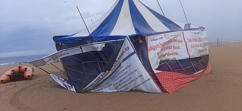 வெளுத்து வாங்கிய கனமழை: தங்க இடமின்றி தவிக்கும் மெரினா கடற்கரை மீட்பு படையினர்...