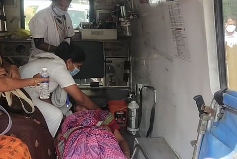 வாக்குகளை எண்ணிக் கொண்டிருந்த ஆசிரியர் மயங்கி விழுந்ததால் பரபரப்பு....