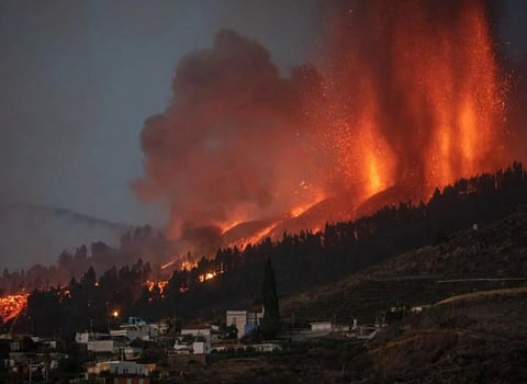 கடும் சீற்றத்துடன் காணப்படும் லா, பால்மா எரிமலை