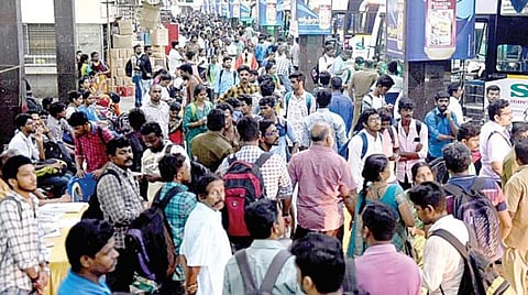 ஆயுதபூஜை பண்டிகையையொட்டி தொடர் விடுமுறை... கோயம்பேடு பேருந்து நிலையத்தில் அலைமோதிய பயணிகள் கூட்டம்...