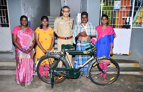 சைக்கிளிலேயே ரோந்துப் பணியில் ஈடுபட்ட தலைமைக்காவலர்... விபத்தில் காயமடைந்தவருக்கு காவல் ஆணையர் கொடுத்த பரிசு...