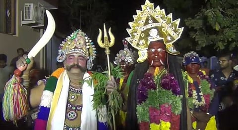 குலசேகரபட்டினம் தசரா கொண்டாட்டம் கோலாகலம்... வேடமணிந்து நேர்த்திக் கடன் செலுத்தி வரும் பக்தர்கள்...