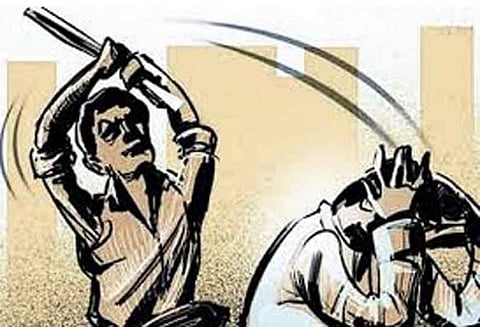 திண்டுக்கல்லில் தனியாா் பேருந்து கண்ணாடி உடைப்பு..!