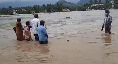 கனமழை காரணமாக முழுகொள்ளவை எட்டிய அணைகள்... தண்ணீர் புகுந்ததால் சாலைகள் துண்டிப்பு...