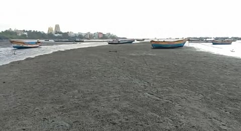 50 மீட்டர் தொலைவிற்கு உள்வாங்கிய கடல் நீர்... ராமேஸ்வரத்தில் மீனவர்கள் அச்சம்...