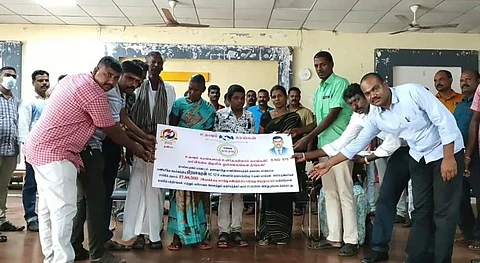 நாகை அருகே நெகிழ்ச்சி... உயிரிழந்த காவலர் குடும்பத்திற்கு நிதி வழங்கிய சக காவலர்கள்...