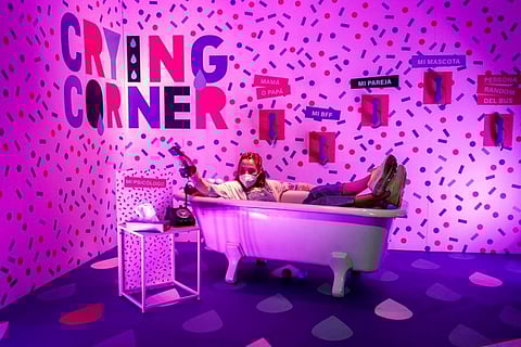 மன குமுறுலை போக்க அழுகை அறை: மக்கள் மத்தியில் அமோக வரவேற்பு