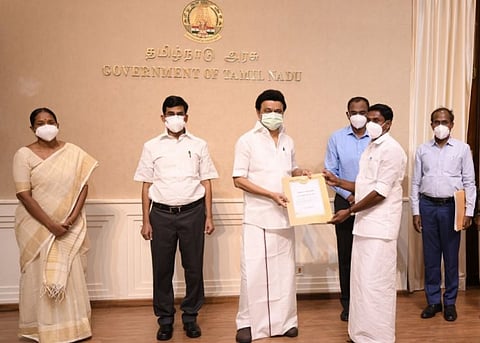 விவசாயிகளுக்கு பயிர் காப்பீடு இழப்பீட்டை முதல்வர் வழங்கினார்