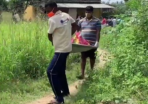 60 வயது மூதாட்டியின் கழுத்தை நெரித்து கொலை ... நகைக்காக கொலை செய்யப்பட்டாரா?