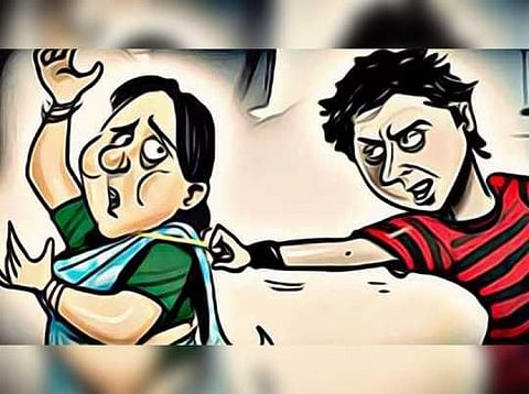 சினிமா பாணியில் நகை திருட முயற்சித்து கையும் களவுமாக சிக்கிய இளைஞர்