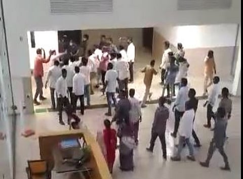 தெலுங்கு தேசம் கட்சிக்கு சொந்தமான அலுவலகங்களை சூறையாடிய ஒய்.எஸ்.ஆர். காங்கிரஸ்