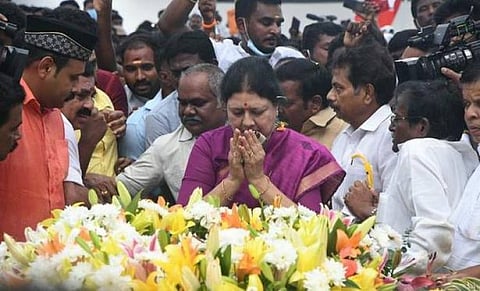 தென் மாவட்டங்களுக்கு விசிட் அடிக்கும் சசிகலா - அதிருப்தியில் உள்ள அதிமுகவினரை சந்திக்க திட்டம்