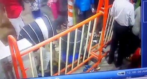 கோவிலில் செருப்பை திருடும் டிப்டாப் ஆசாமி... சி.சி.டி.வி. காட்சியில் அம்பலம்...