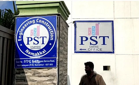 உதிரும் வகையில் கட்டடம் கட்டிய பி.எஸ்.டி., கட்டுமான நிறுவனம்... வீடு, அலுவலகம் உள்ளிட்ட இடங்களில் லஞ்ச ஒழிப்புத்துறை சோதனை...