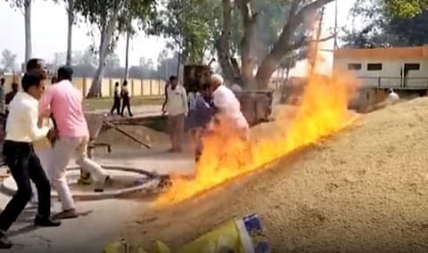 விற்க முடியாத விரக்தியில் நெல்லுக்கு தீ வைத்த விவசாயி - வீடியோ வெளியிட்ட பா.ஜ.க. எம்.பி